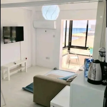 Bettys 1br Seafront Apartament *