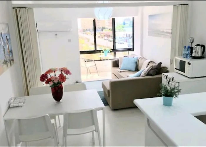 Bettys 1br Seafront * לרנקה