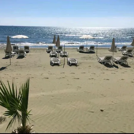 Bettys 1br Seafront ラルナカ