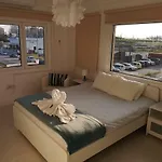Lägenhet Bettys 1br Seafront Larnaca