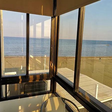 Lägenhet Bettys 1br Seafront Larnaca